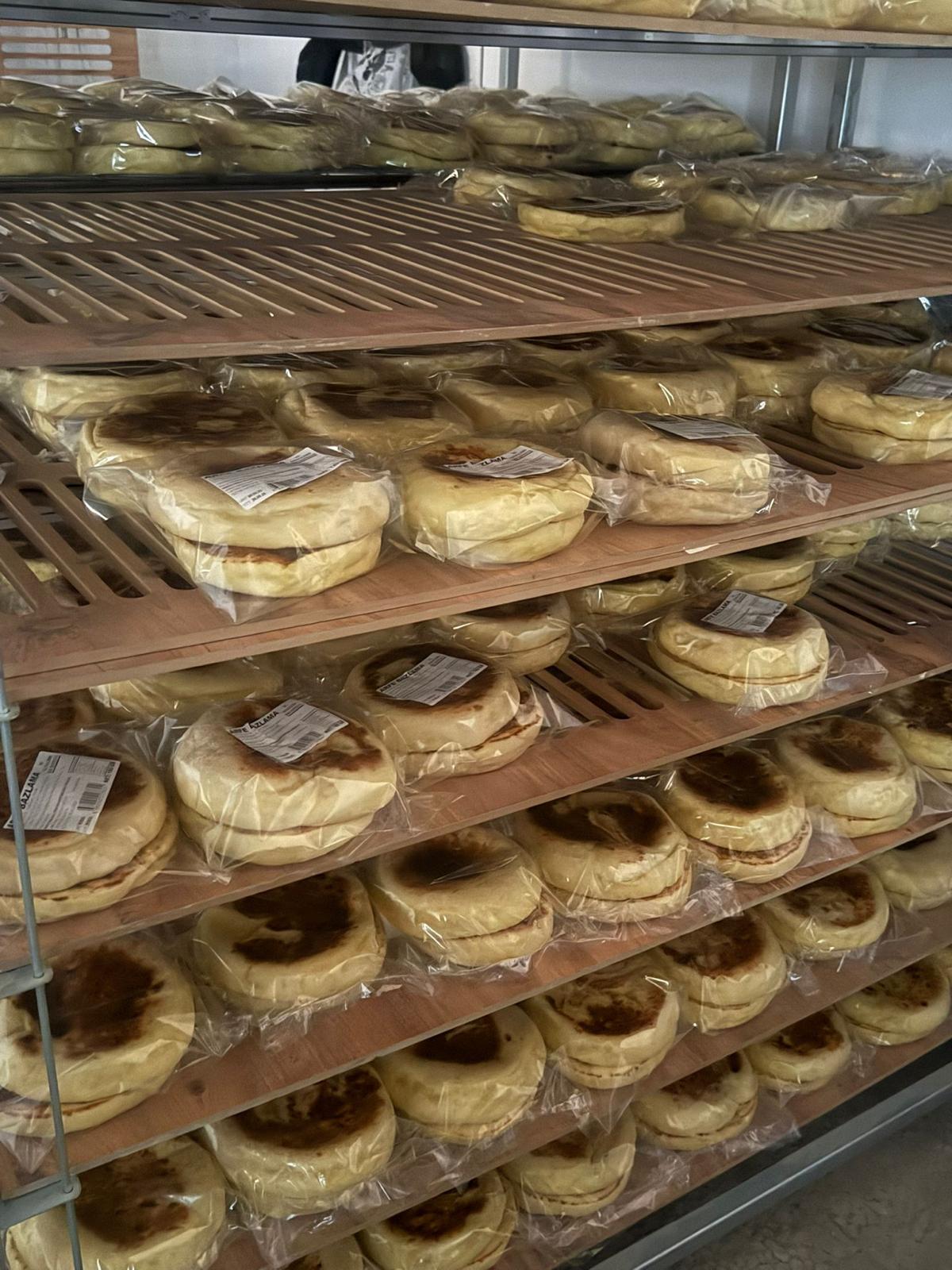 Arfe Bazlama üretim alanı - Taze bazlama ve ekmek üretim rafları